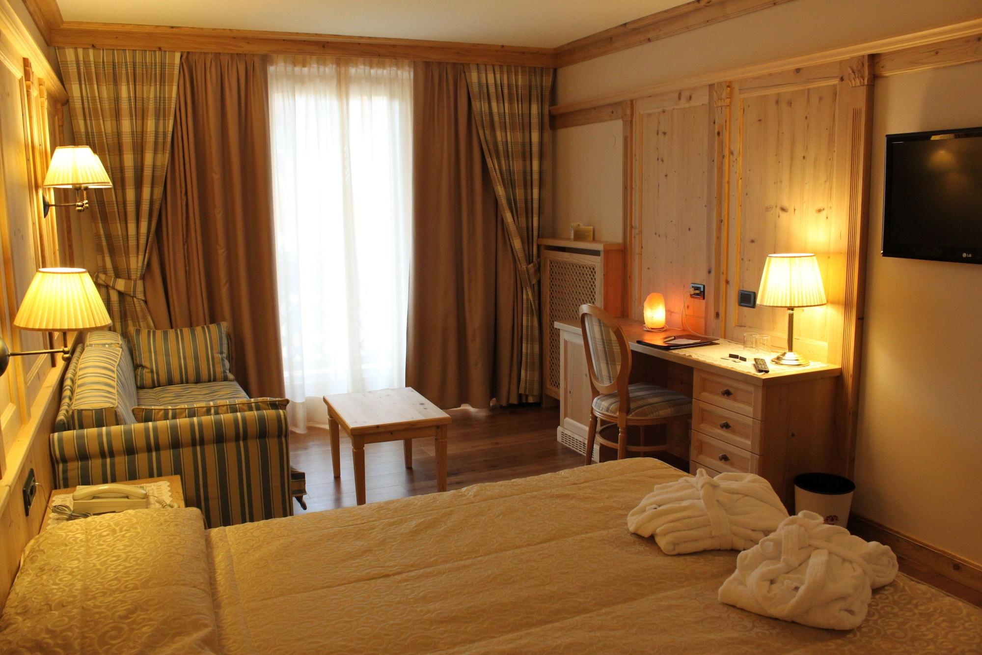 Tevini Dolomites Charming Hotel Commezzadura Esterno foto