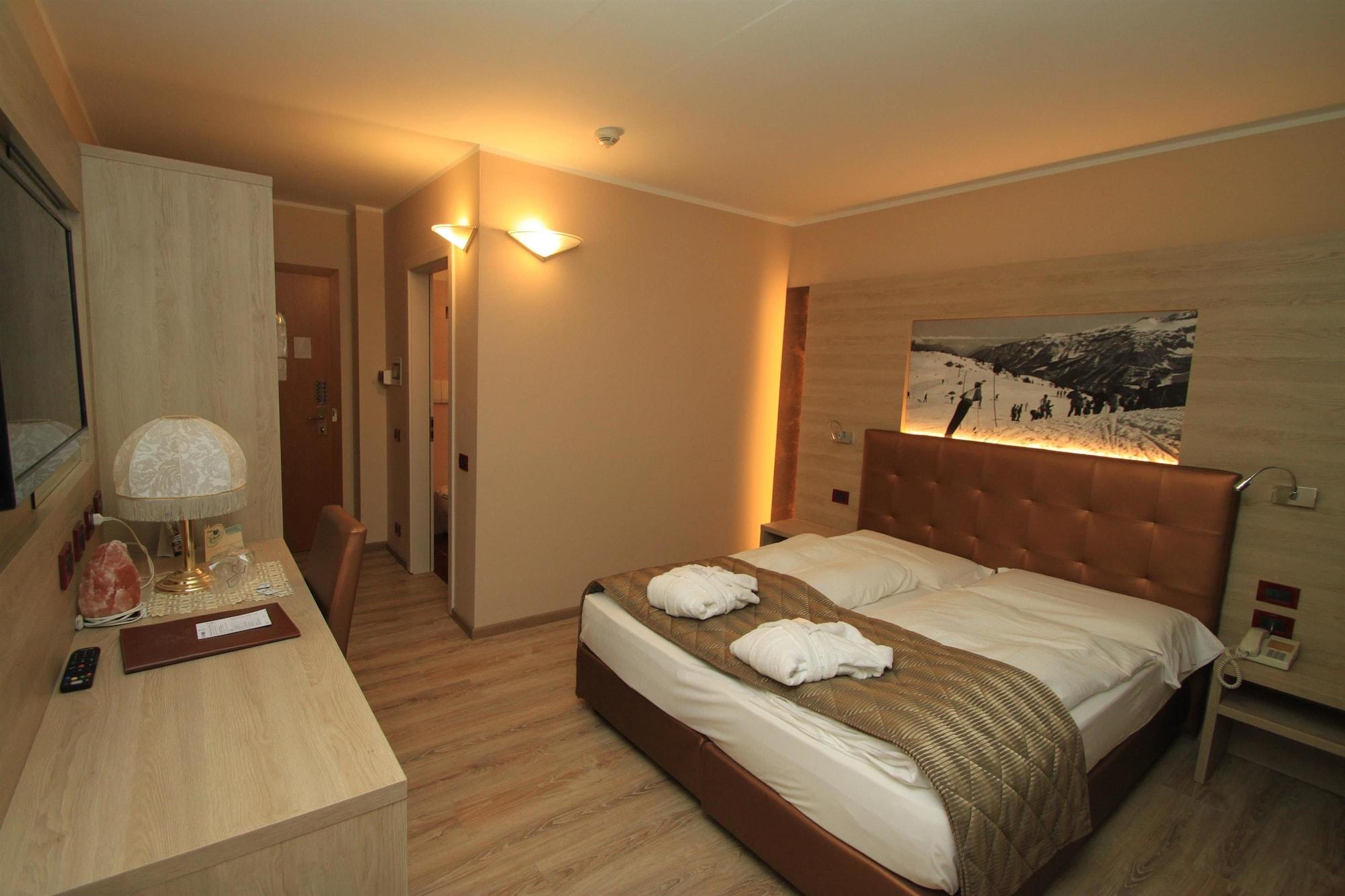 Tevini Dolomites Charming Hotel Commezzadura Camera foto