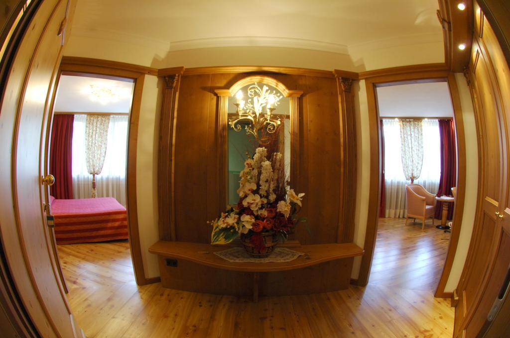 Tevini Dolomites Charming Hotel Commezzadura Camera foto