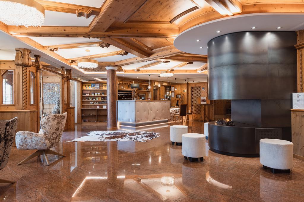 Tevini Dolomites Charming Hotel Commezzadura Interno foto