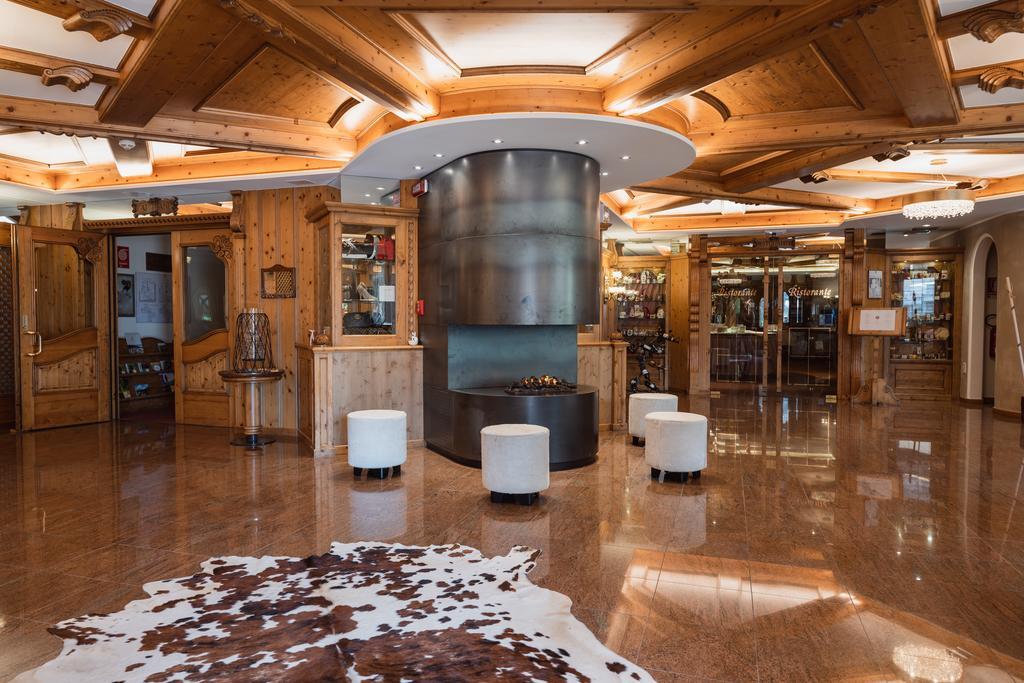Tevini Dolomites Charming Hotel Commezzadura Interno foto